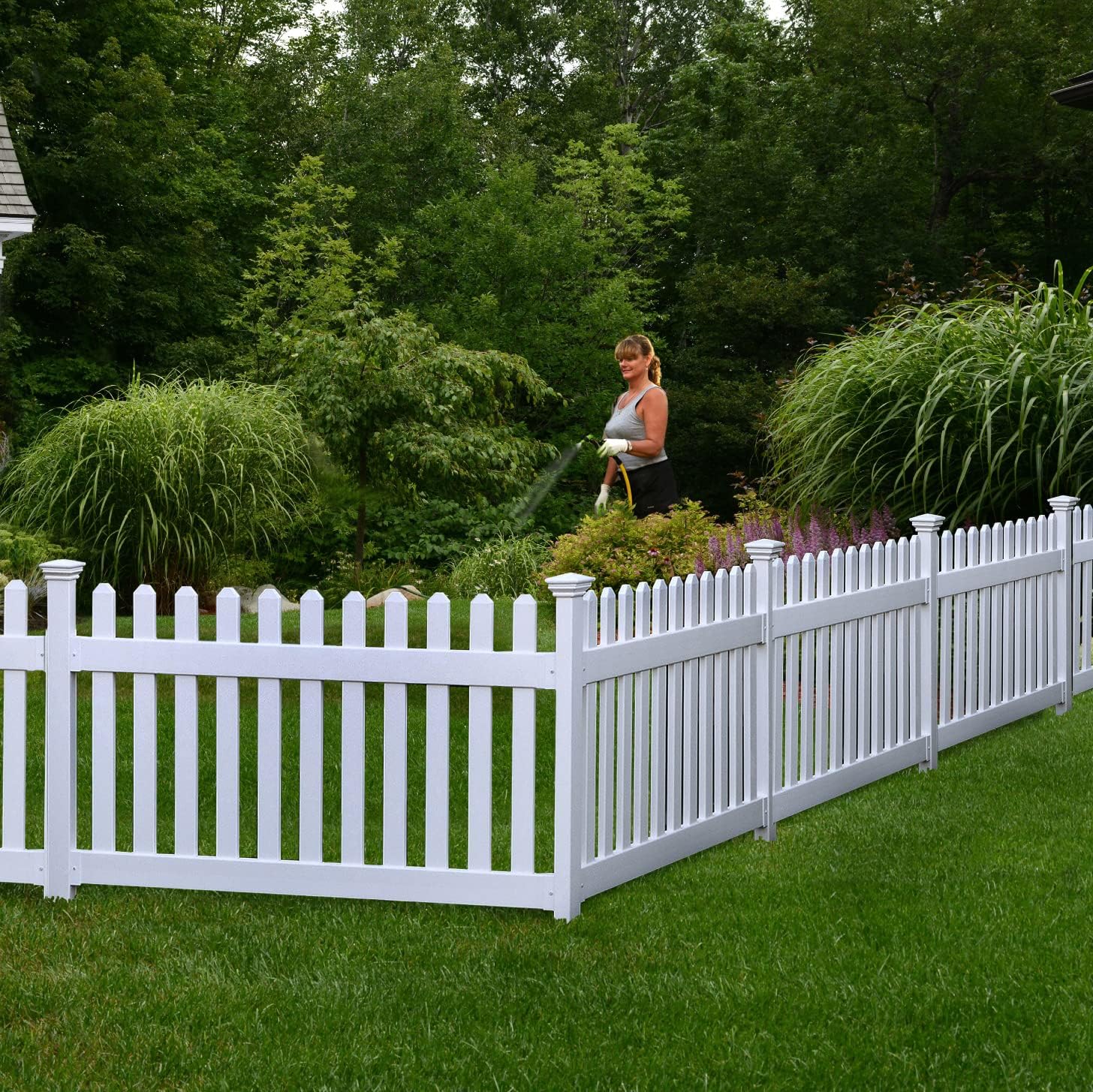 5.5' x 3' Portable Vinyl Fence Kit and 36" x 72" White Picket Fence Panel O7495