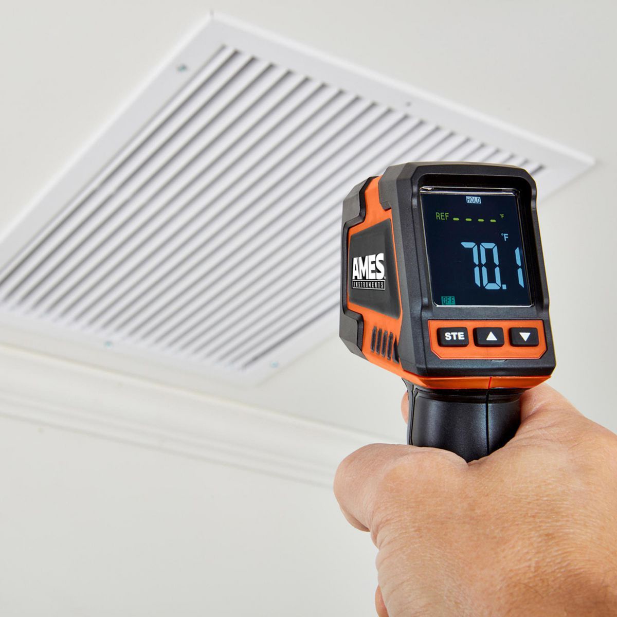 20:1 Infrared Laser Thermometer with Color Alarms A913152