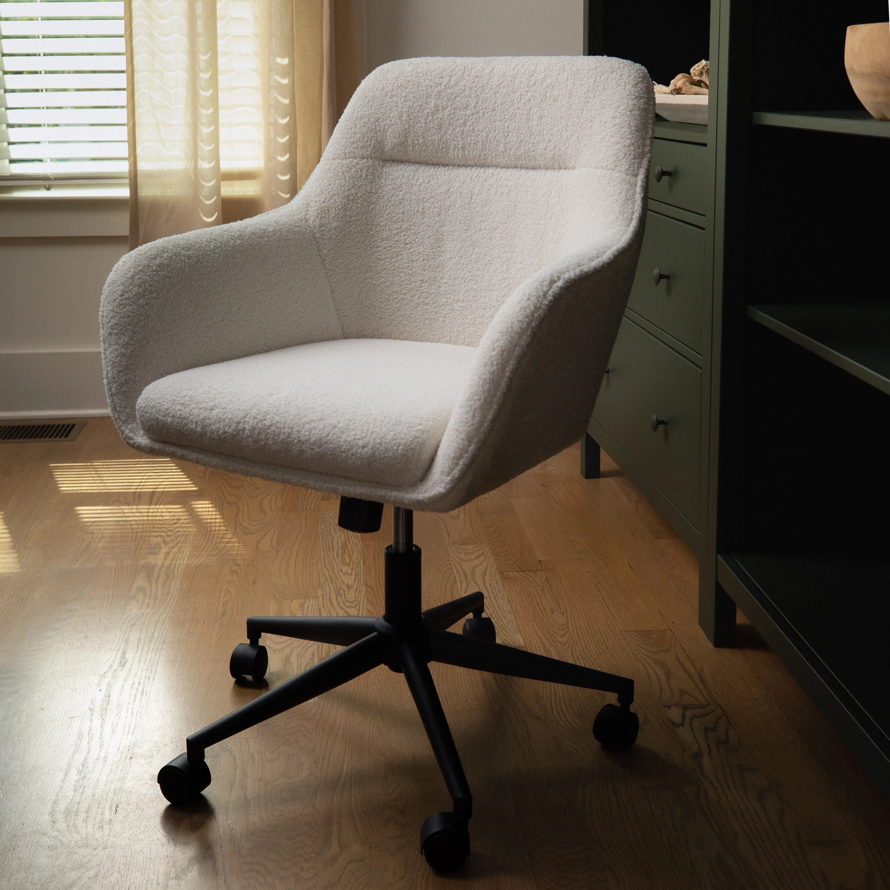 White Upholstered Office Chair D600469
