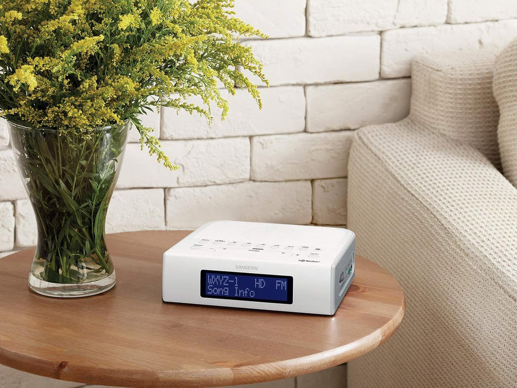 White Digital Tuning Clock Radio B149206
